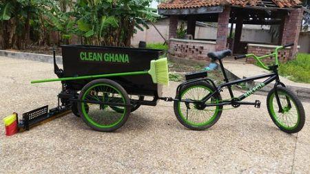 Au Ghana, Frank Darko conçoit un vélo de balayage pour nettoyer les lieux publics